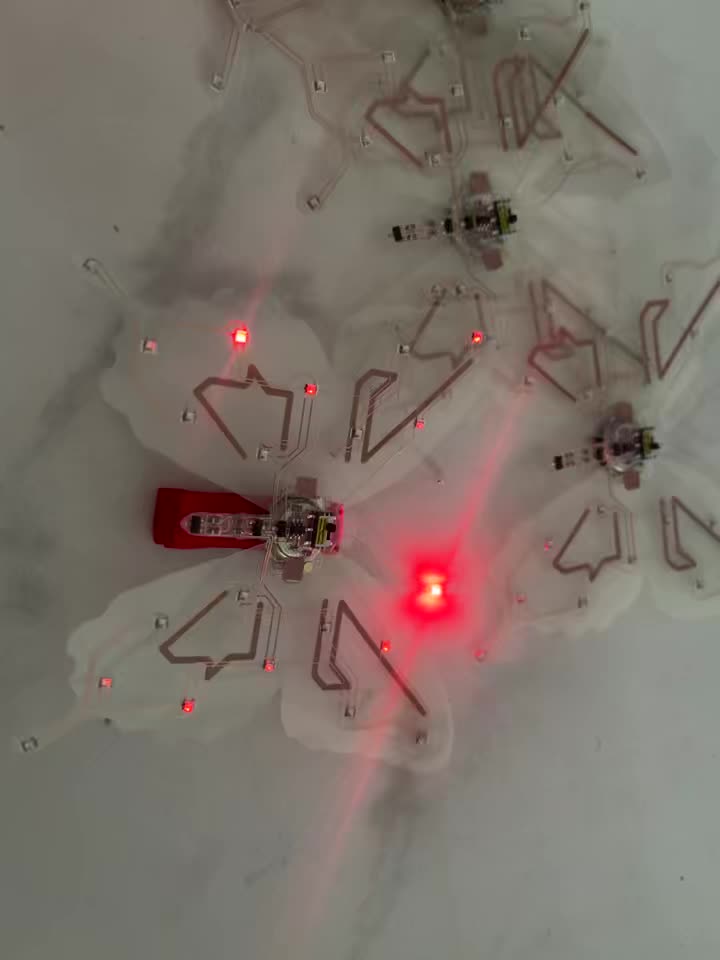 #嘉立创FPC 非常感谢嘉立创提供的这次免费打样机会！之前申请了免费打样，今天终于把元器件都焊上去了。实物比预想的精致，透明基材加上细细的走线，透着一种科技感。焊接的时候稍微费了点眼力，不过看着成品还是挺有成就感的