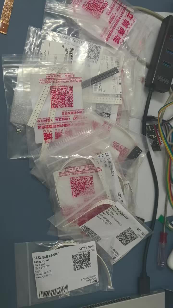 嘉立创的FPC打样体验一如既往地靠谱。这次做的软板线宽线距控制得很准，覆盖膜贴合紧密没有气泡，压延铜的耐折性也不错。对于这种高精度的软板，能做到这个良率和交期，确实给力，值得推荐！还有所有的元器件我也是在立创商城买的！